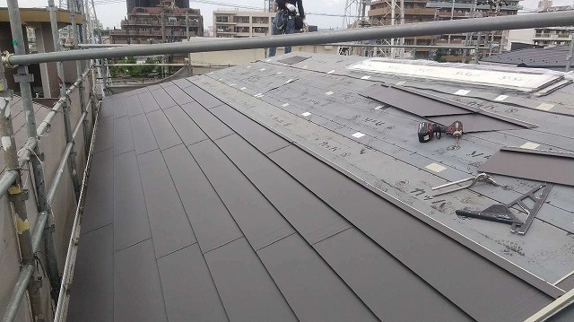 軒先やケラバに板金役物を設置してガルバリウム鋼板屋根の施工