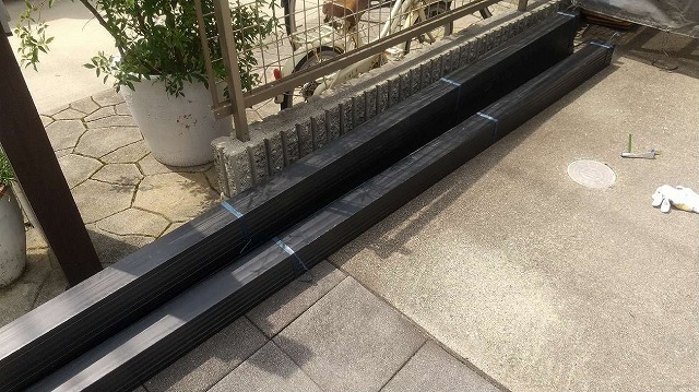 棟板金下地には雨水の影響を受けても腐らない樹脂製の貫板を使用