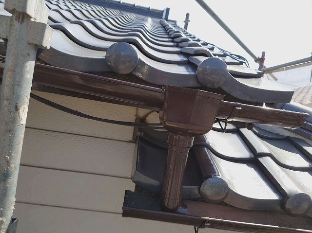 軒樋や集水器などに塗装が完了した状況