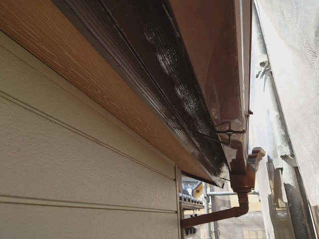 雨樋や鼻隠しへの塗装メンテナンスが完了した状況