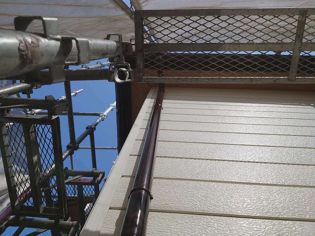 劣化して色あせた雨樋への塗装メンテナンスが完了