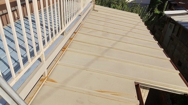 サビが発生している下屋根の金属屋根