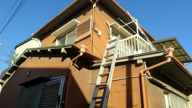 雨樋や屋根瓦、金属屋根などの調査を行っている様子