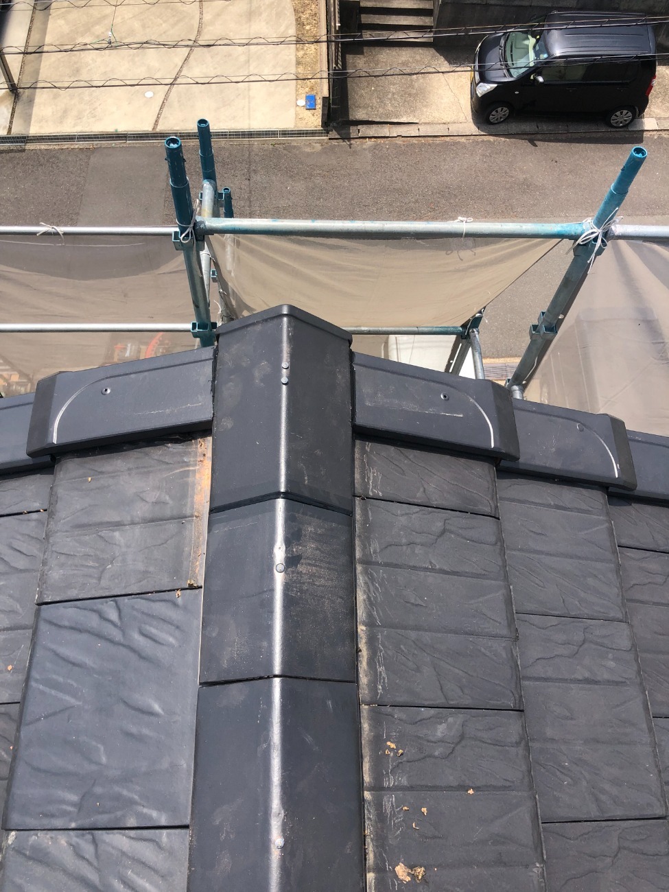 三角冠瓦をビスで固定