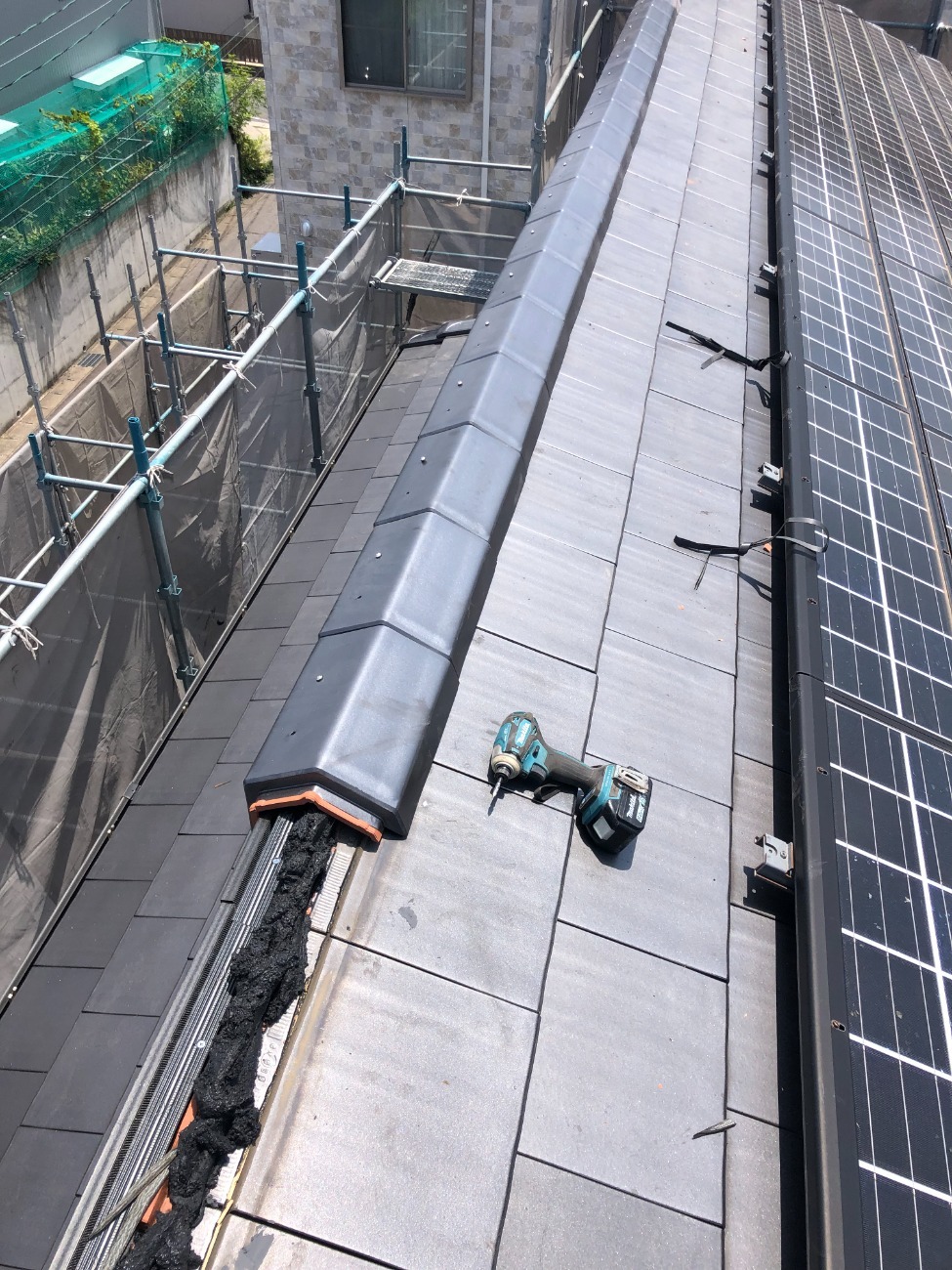 パッキン付きのビスで三角冠瓦を固定