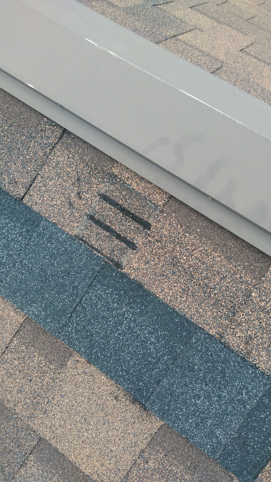 屋根材の剥がれを補修跡