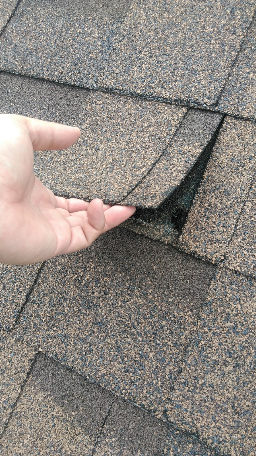 屋根材の接着の剥がれ