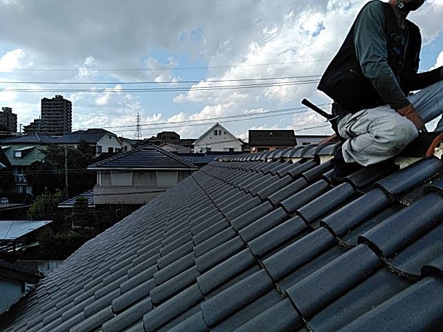 飛んだ棟瓦をガルバ棟瓦に交換