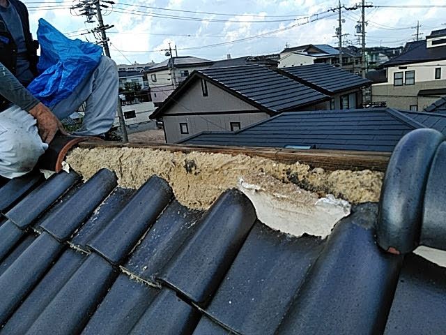 飛んだ棟瓦をガルバ棟瓦に交換