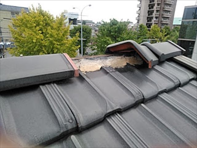 繁華街で瓦が飛んだ！