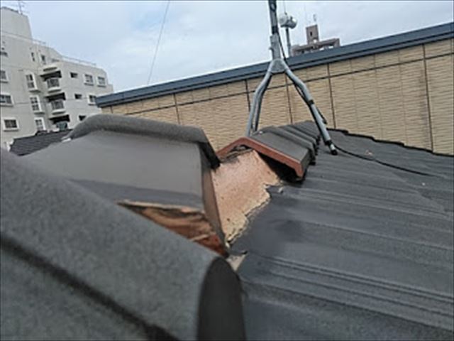 繁華街で瓦が飛んだ！
