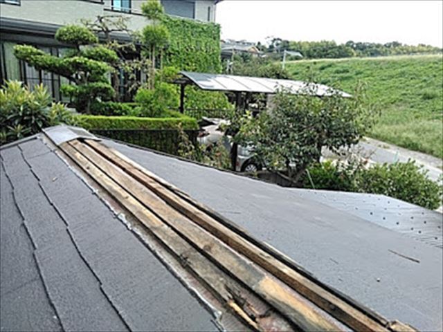 台風で棟板金が飛んだ