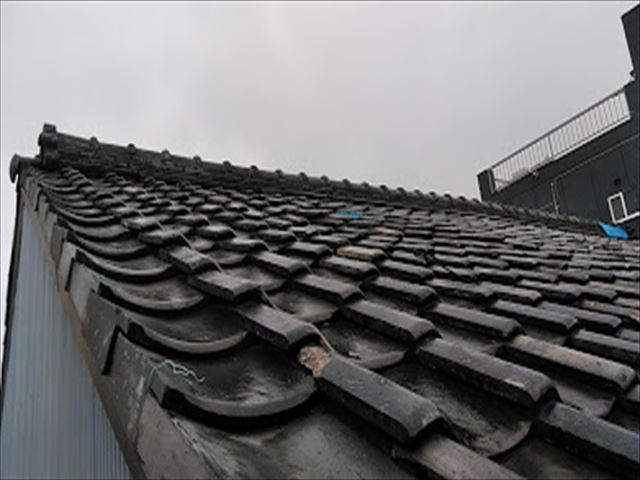 雨漏りしている瓦屋根