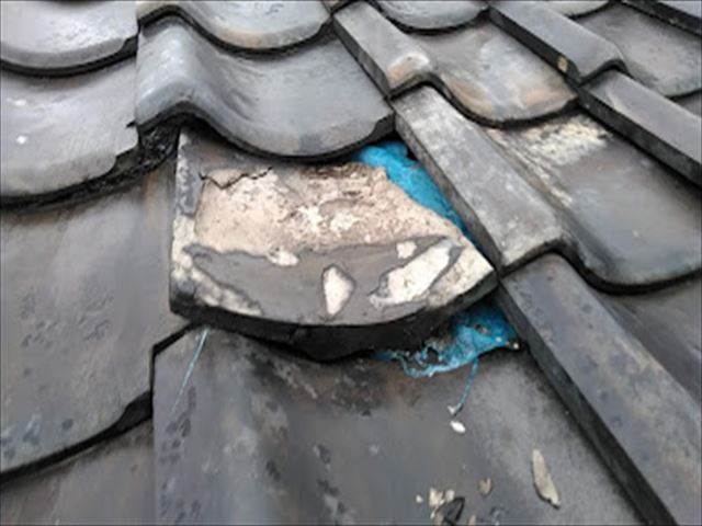 雨漏りしている瓦屋根