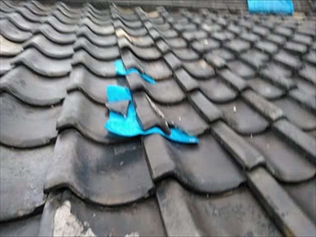 雨漏りしている瓦屋根