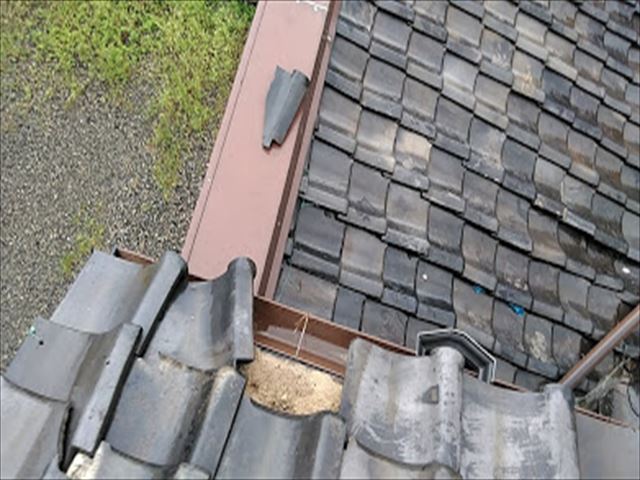 雨漏りしている瓦屋根