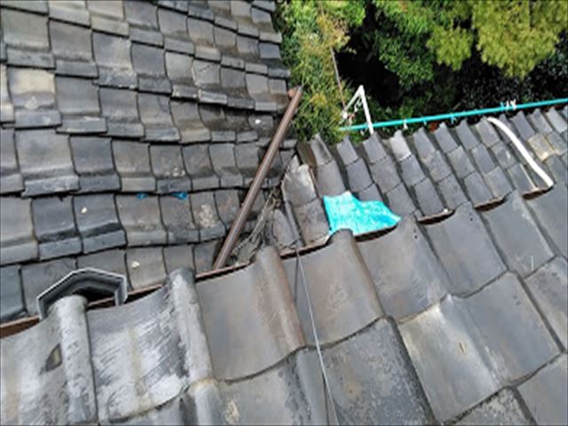 雨漏りしている瓦屋根