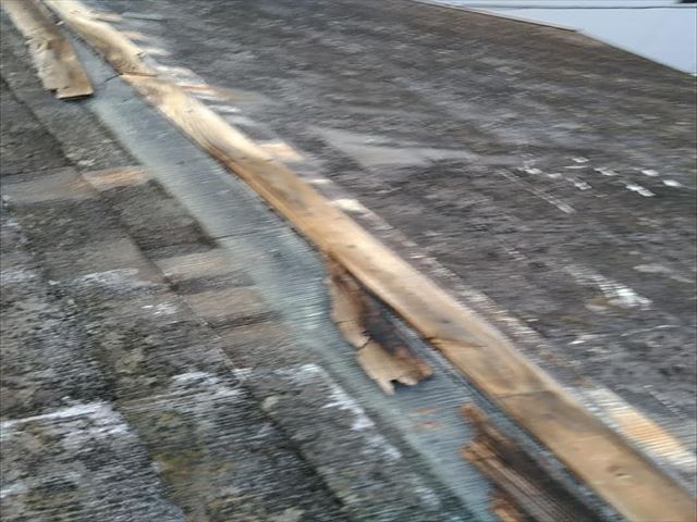 飛ばされた古いスレート屋根のカバー工事