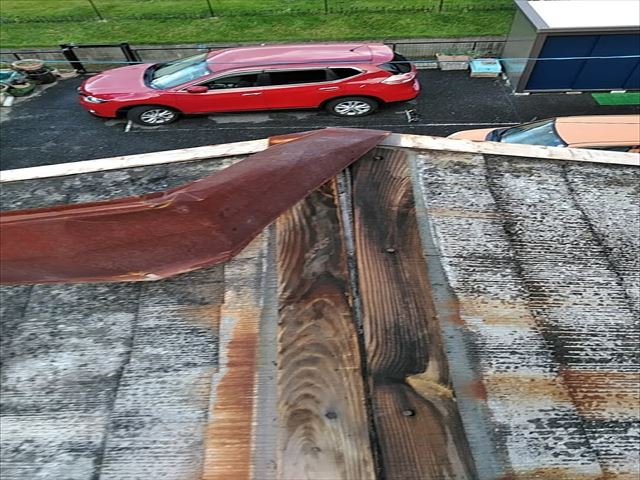 飛ばされた古いスレート屋根のカバー工事