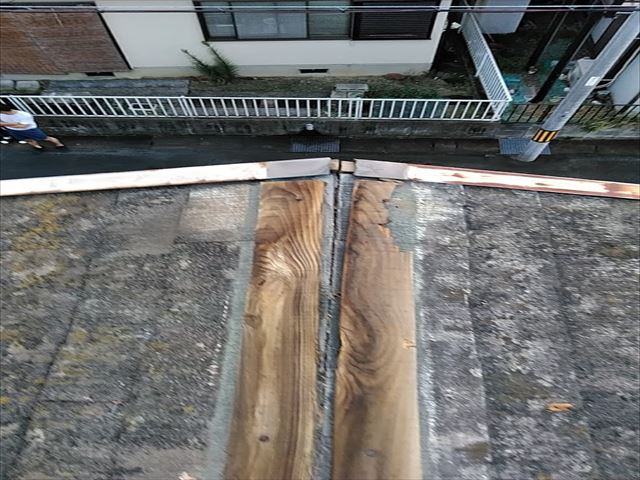 飛ばされた古いスレート屋根のカバー工事