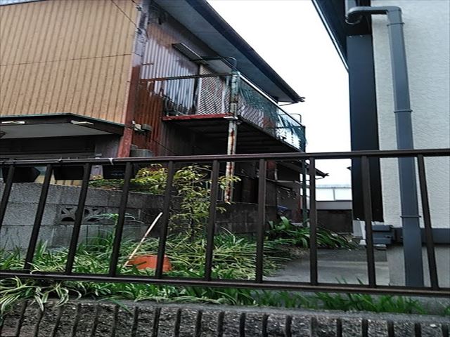 飛ばされた古いスレート屋根のカバー工事