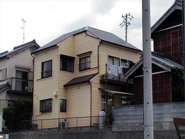 塗装したてのスレートのカバー工事