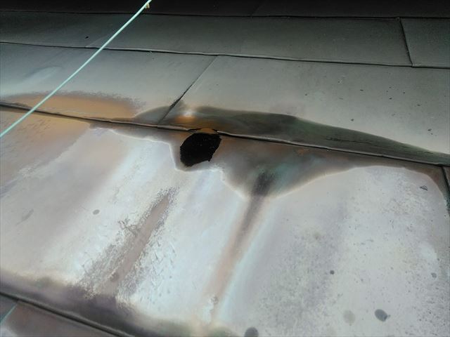 玄関ポーチの銅板に穴あき