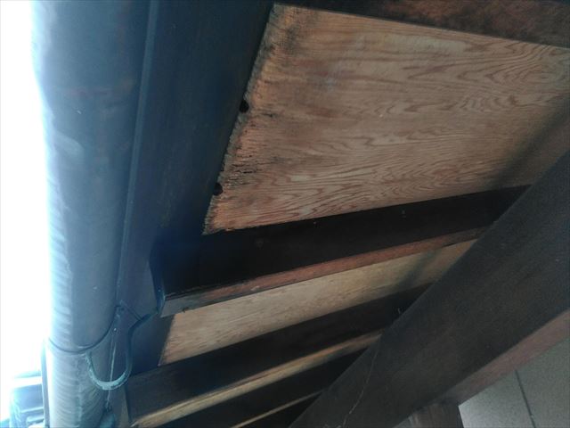 玄関ポーチの軒裏