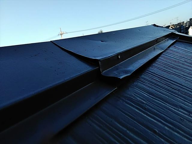 塗装したてのスレートのカバー工事