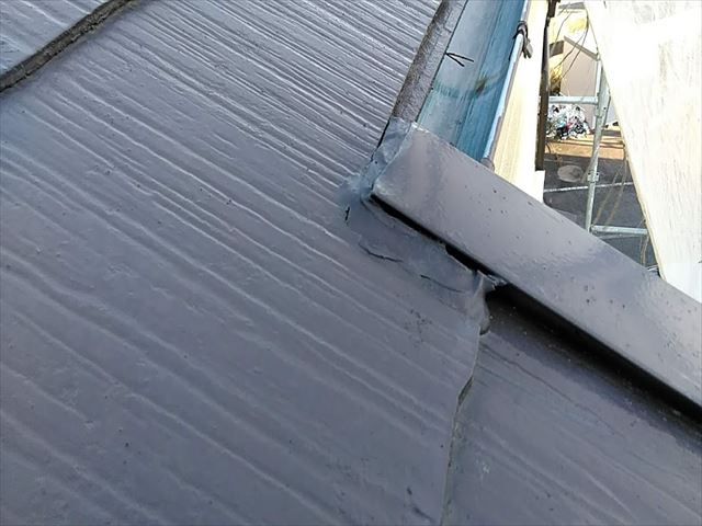 塗装したてのスレートのカバー工事