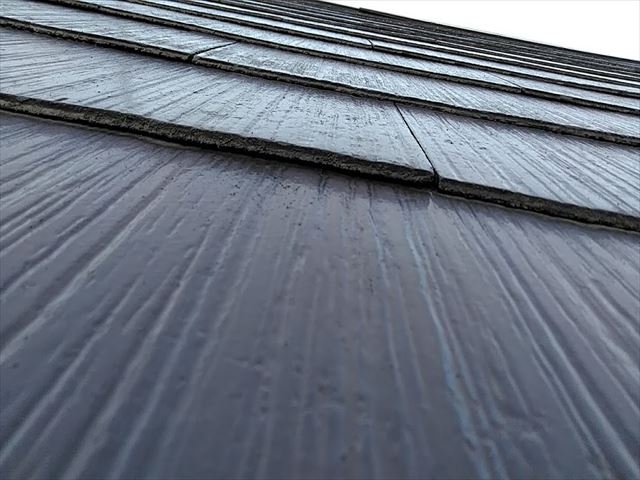 塗装したてのスレートのカバー工事