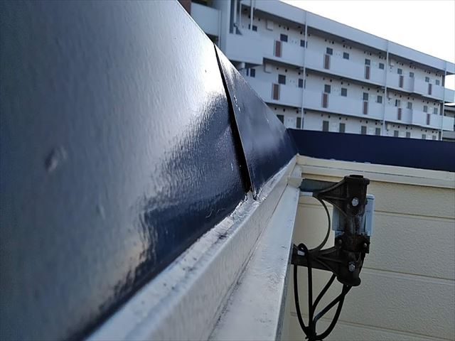 塗装したてのスレートのカバー工事