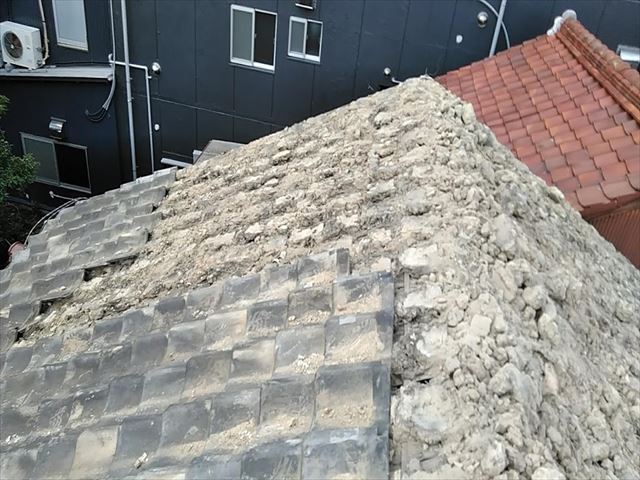 雨漏りしている瓦屋根