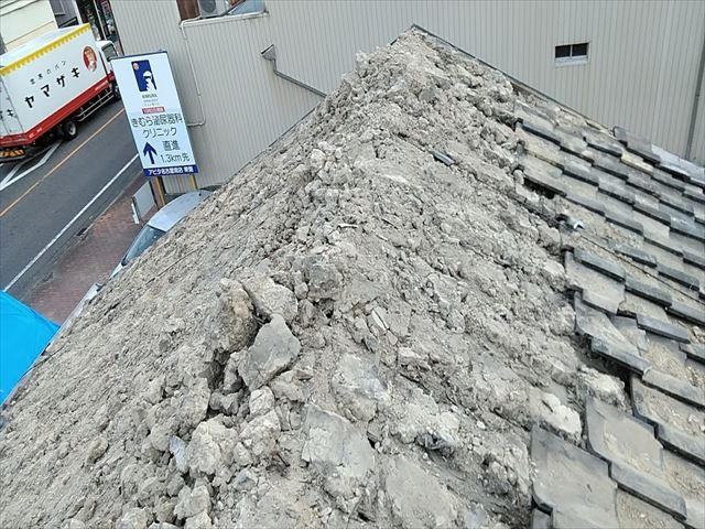 雨漏りしている瓦屋根