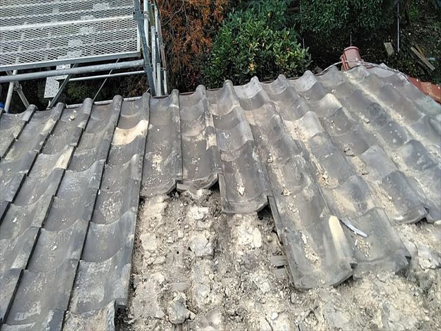 雨漏りしている瓦屋根