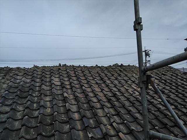 雨漏りしている瓦屋根