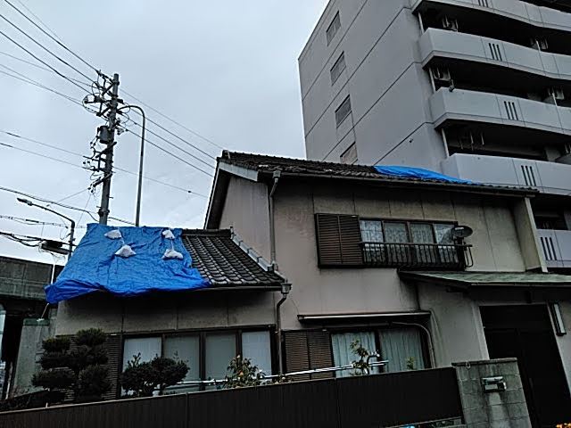 瓦が半分落ちた屋根