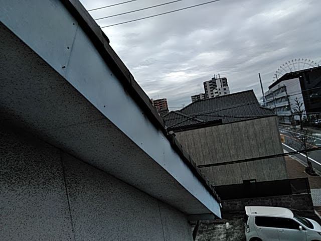 瓦が半分落ちた