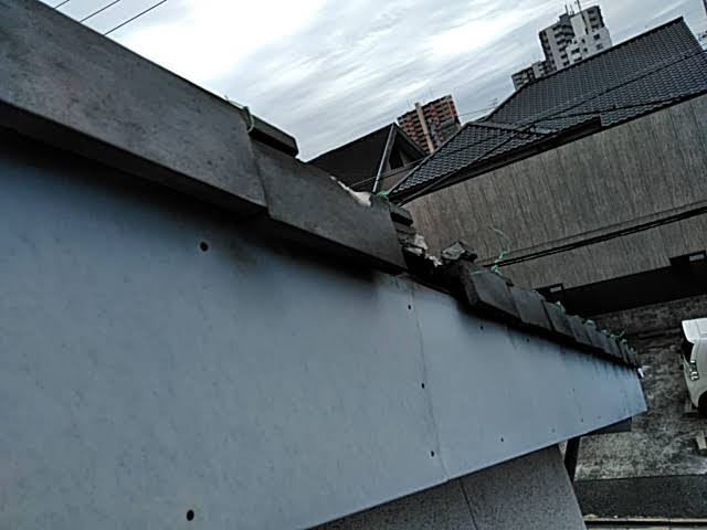 瓦が半分落ちた