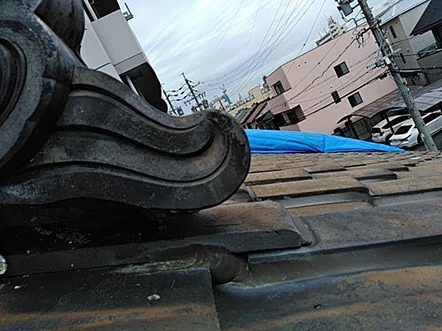 瓦が半分落ちた