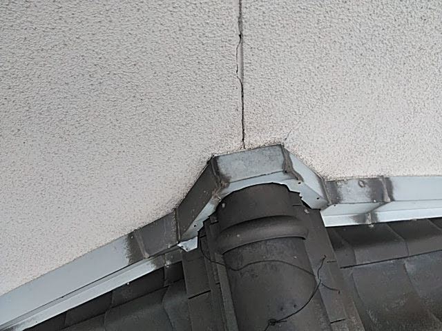 瓦が半分落ちた