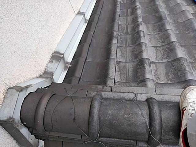 瓦が半分落ちた