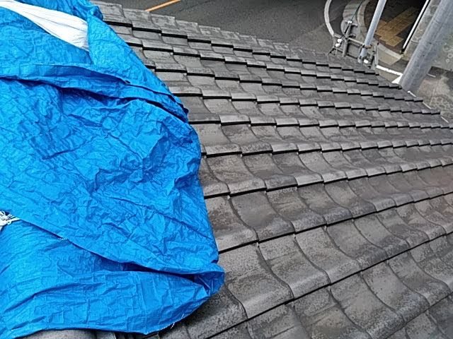 瓦が半分落ちた屋根