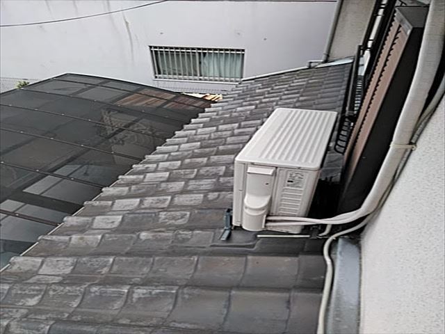 瓦が半分落ちた