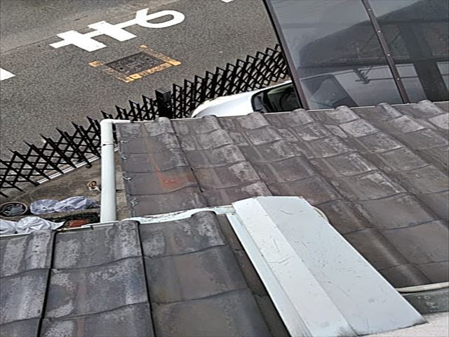 瓦が半分落ちた