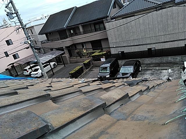 瓦が半分落ちた屋根