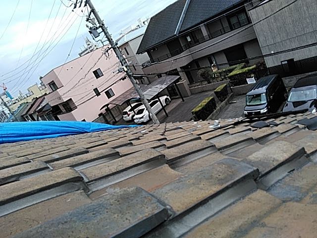 瓦が半分落ちた