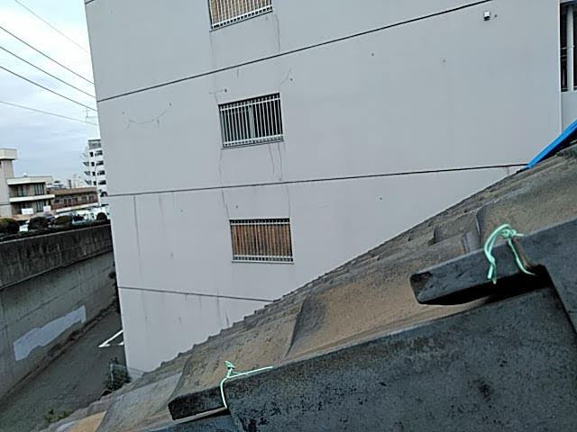 瓦が半分落ちた