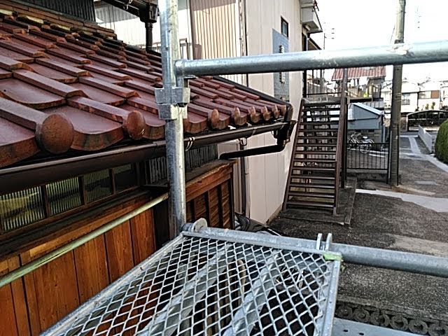 トタンがめくれた屋根