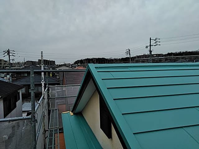 滑る屋根、飛ばされた板金